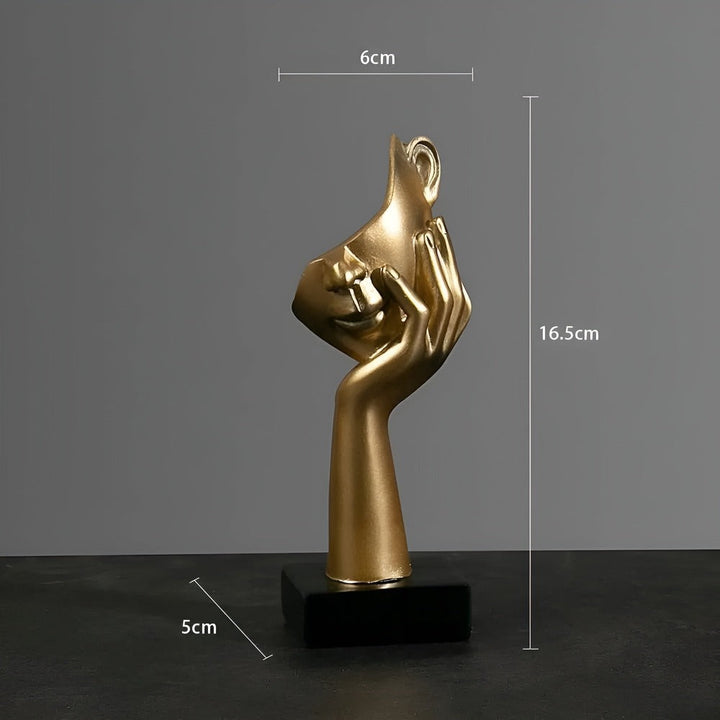 Konstnärlig abstrakt skulptur av harts. Nordic Mind-inspirerad design som tankfull heminredning.