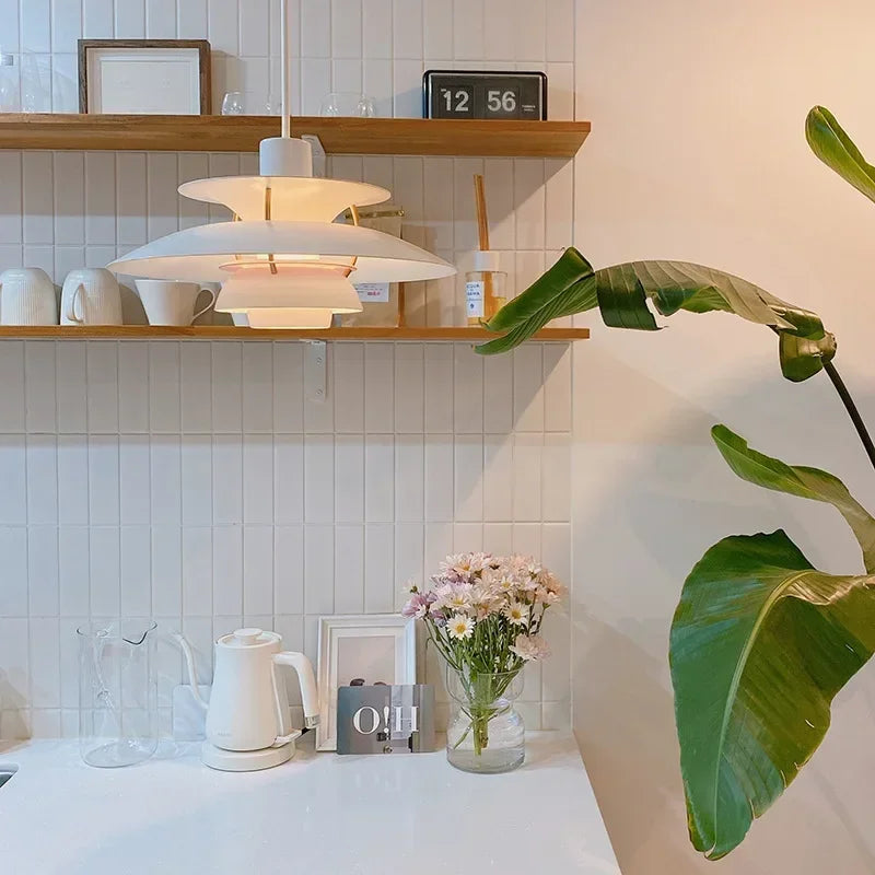 Nordisk färgskiftande taklampa i modern design för stämningsfull LED belysning i hemmet.