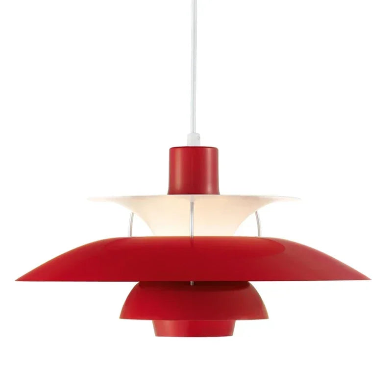 Nordisk taklampa med färgskiftande LED ljus, ger anpassad stämningsbelysning.
