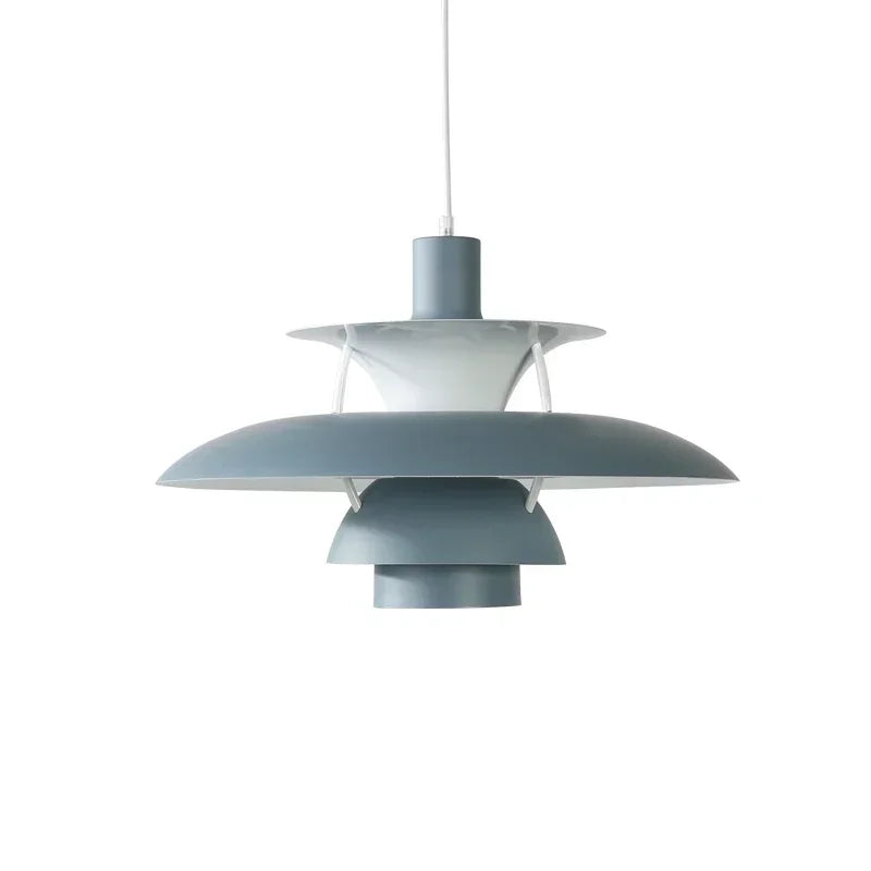 Nordisk LED taklampa, dimbar och färgskiftande för mysig belysning i sovrummet.