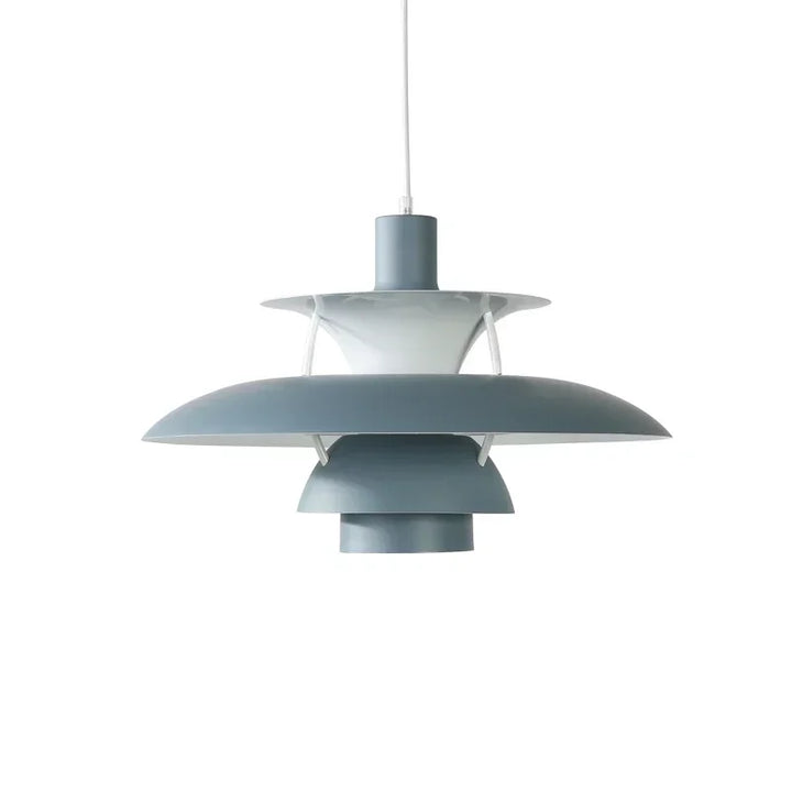 Nordisk LED taklampa, dimbar och färgskiftande för mysig belysning i sovrummet.