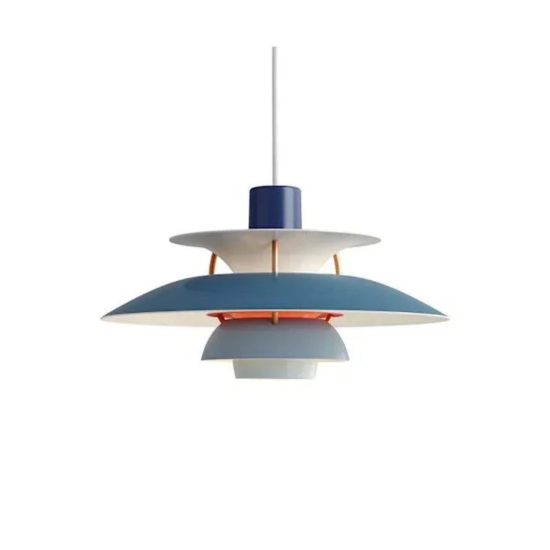 Sovrumsbelysning: Färgskiftande LED taklampa i nordisk design för mysig stämning.