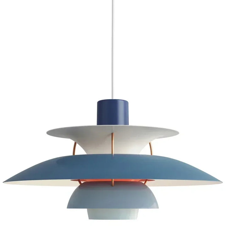 Elegant metall taklampa med färgskiftande LED ljus, nordisk design för vardagsrummet.