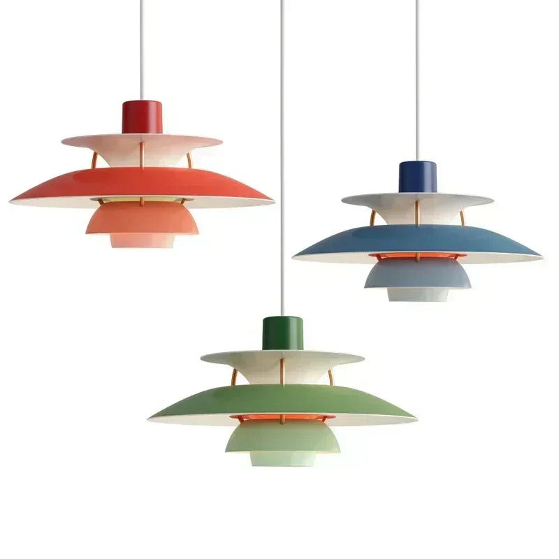 Nordisk design taklampa med dimbara, färgskiftande LED för mysig stämningsbelysning.