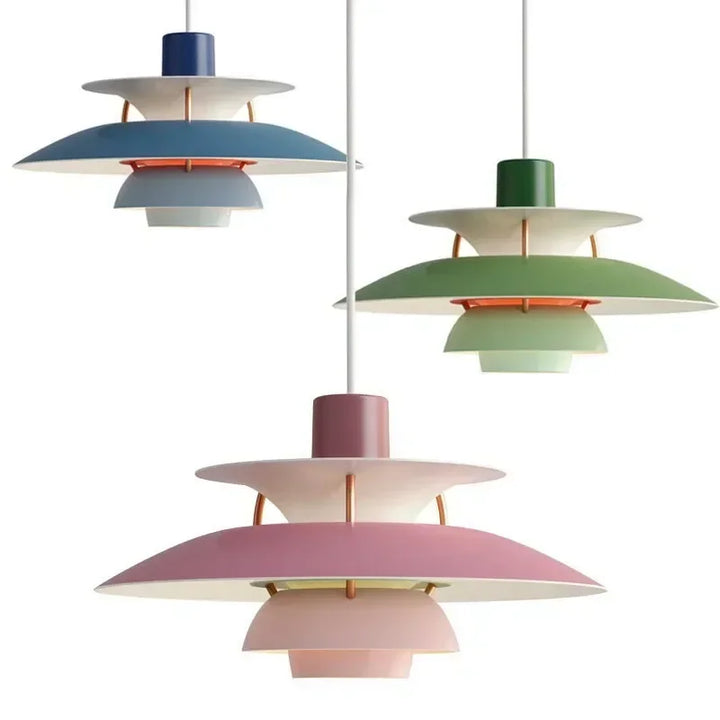 Stilren färgskiftande taklampa, nordisk design med LED för modern heminredning.
