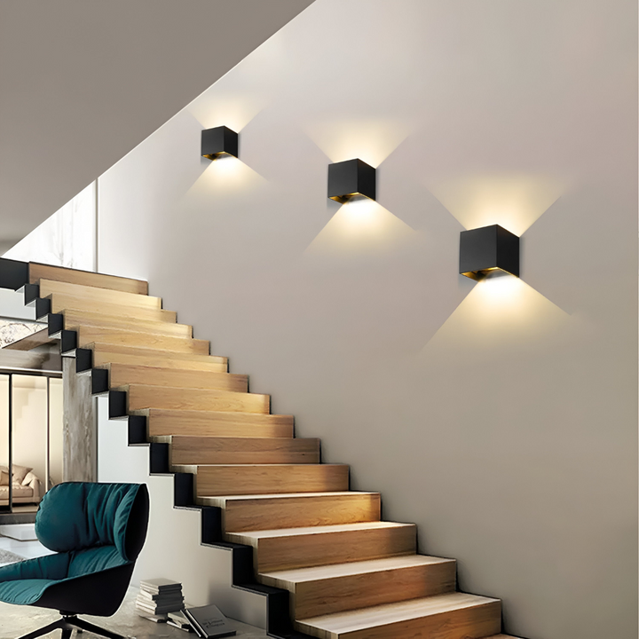 Nordisk LED-vägglampa, modern design för heminredning. Energieffektiv inomhuslampa ger elegant ljus.