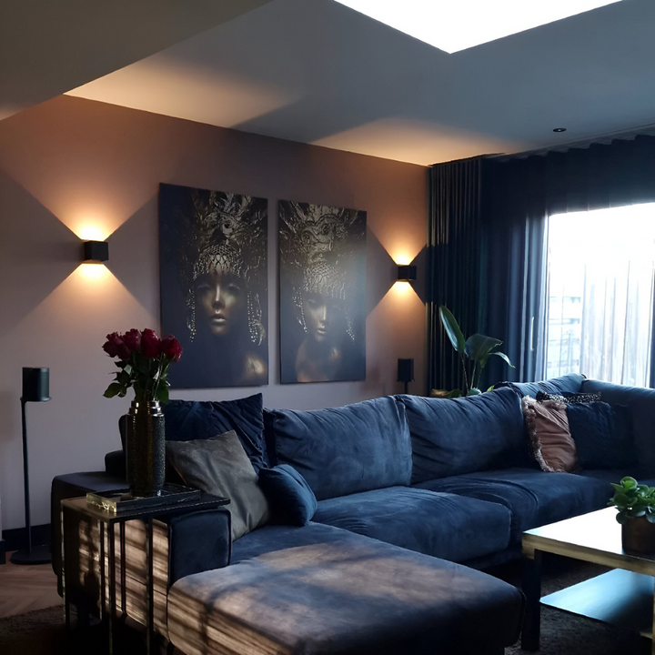Minimalistisk nordisk LED-vägglampa, perfekt för modern heminredning. Skapar skön ambiansbelysning.