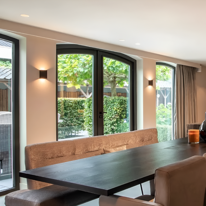 Elegant LED-väggarmatur i nordisk stil, ger energieffektiv belysning inomhus. Modern designlampa.