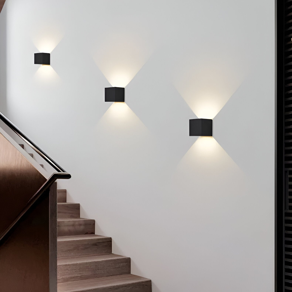 Stilren nordisk LED-vägglampa med energieffektivt ljus. Förbättrar hemmets design. Modern väggarmatur.