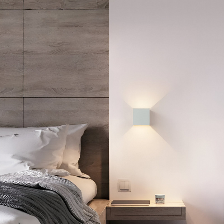 Vägglampa med LED-belysning, modern nordisk stil. Ambiansbelysning för mysig atmosfär i hemmet.