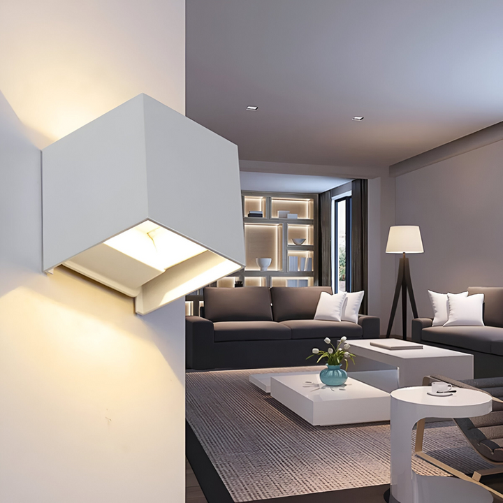 Enkel och elegant nordisk LED-vägglampa. Perfekt för modern belysning inomhus. Skapar fin ambians.