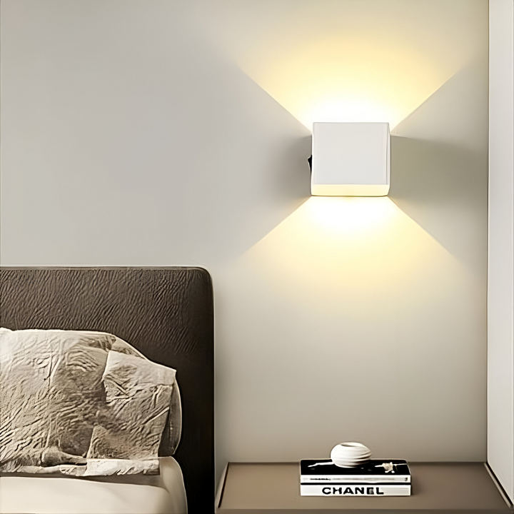 Funktionell LED-vägglampa i nordisk design för modern heminredning. Skapar behagligt inomhusljus.
