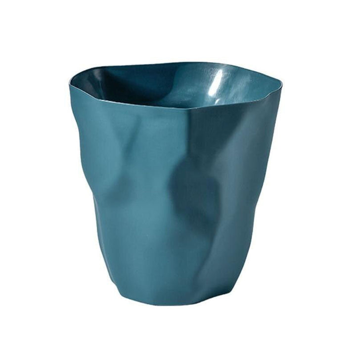 Minimalistisk vit soptunna i oregelbunden form. Perfekt för modern inredning i kontor eller badrum.