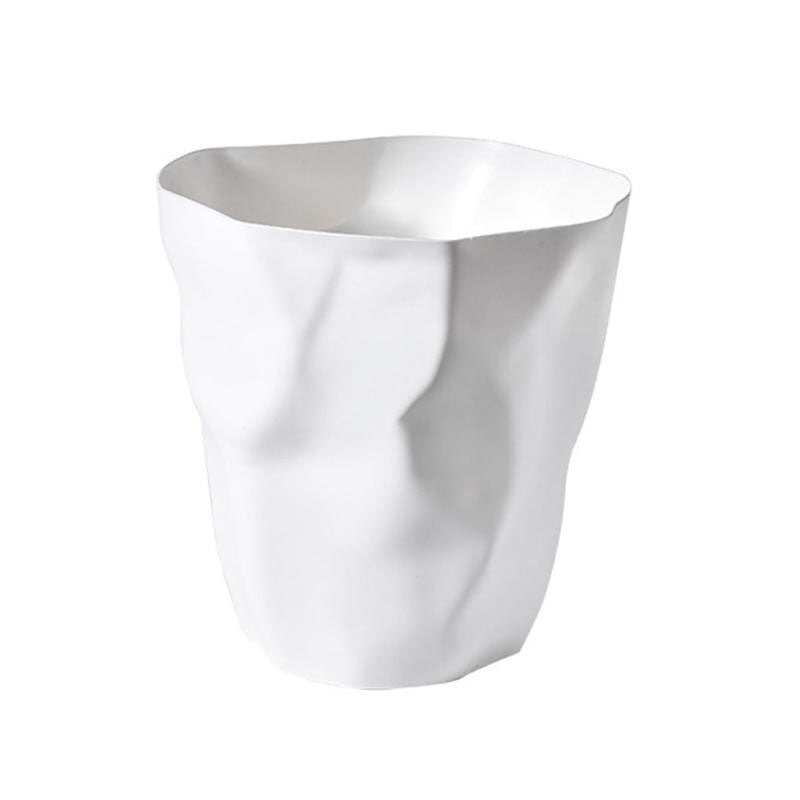 Stilren svart soptunna med nordisk design. Oregelbunden form för avfallshantering i sovrummet.