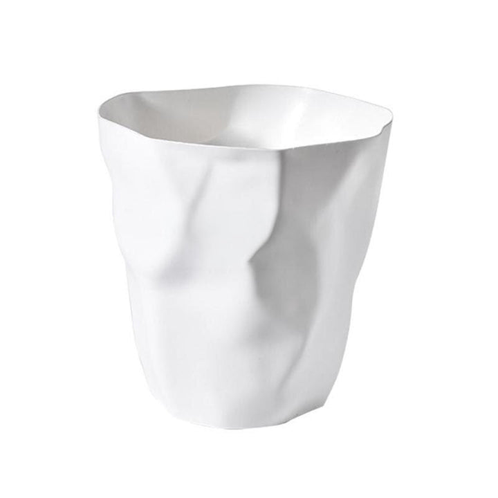 Stilren svart soptunna med nordisk design. Oregelbunden form för avfallshantering i sovrummet.