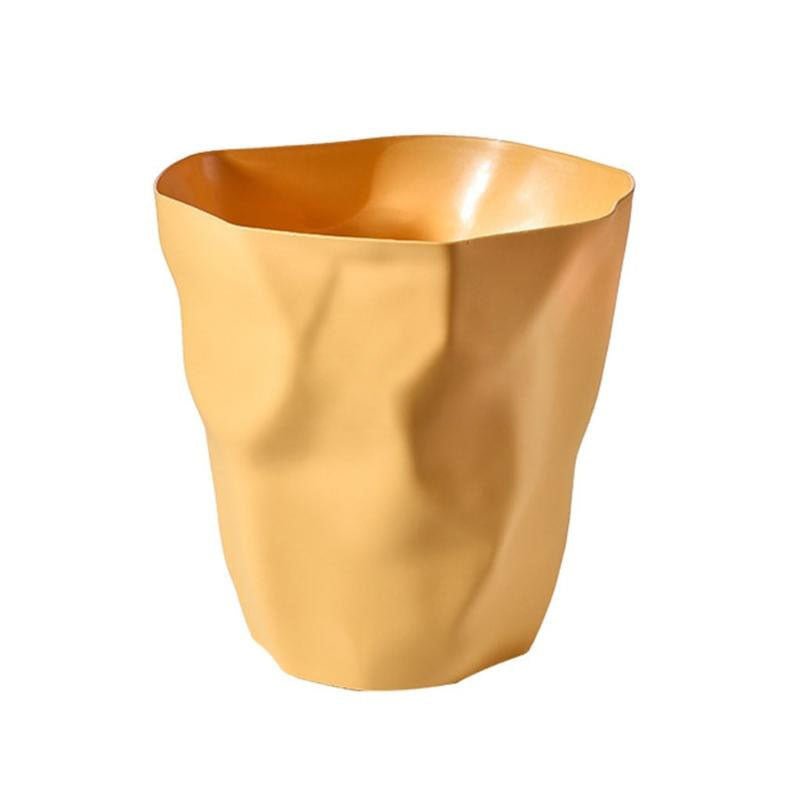 Gul nordisk design soptunna i plast. Modern och oregelbunden form, idealisk för hemmets inredning.