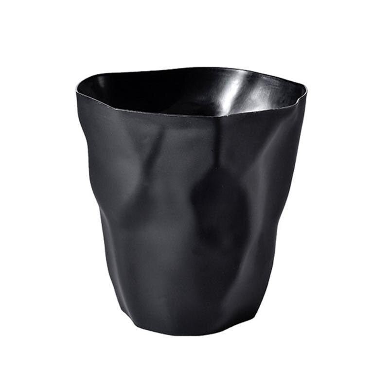 Rosa minimalistisk soptunna. Oregelbunden, stilren design för modern avfallshantering i hemmet.