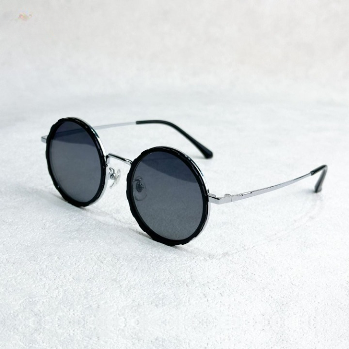 OptiShade Pro ND9 unisex solglasögon i utomhusmiljö, perfekta för sommar och äventyr med UV-skydd.