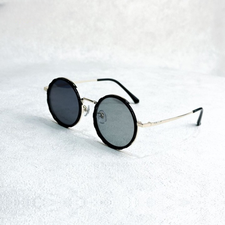 OptiShade Pro ND9 handgjorda solglasögon presenterade med elegant fodral, premium accessoar för mode.