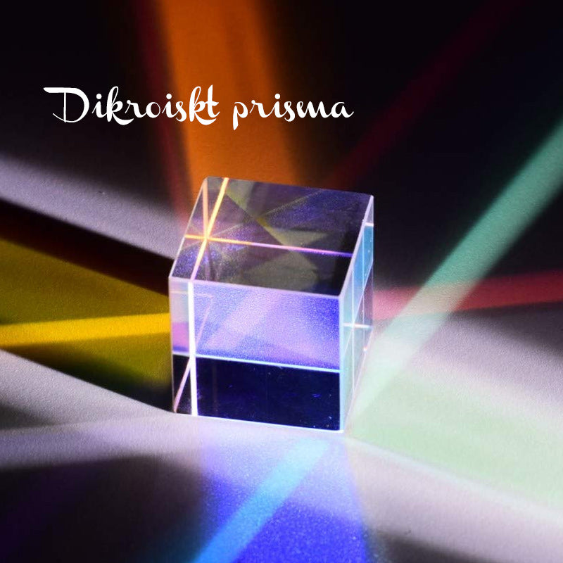 "Optisk prisma kub med färgspel, kompaktdesign, glaspaneler som skapar kalejdoskop av färger vid ljusbrytning."