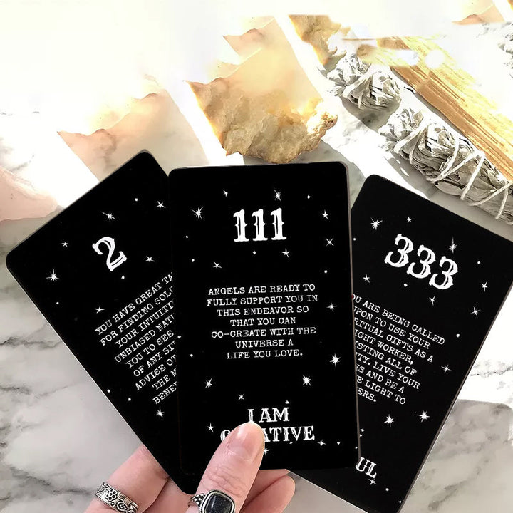 Oraclekort med änglanummer, elegant design, guldförgyllda kanter, erbjuder vägledning och självförstärkning.