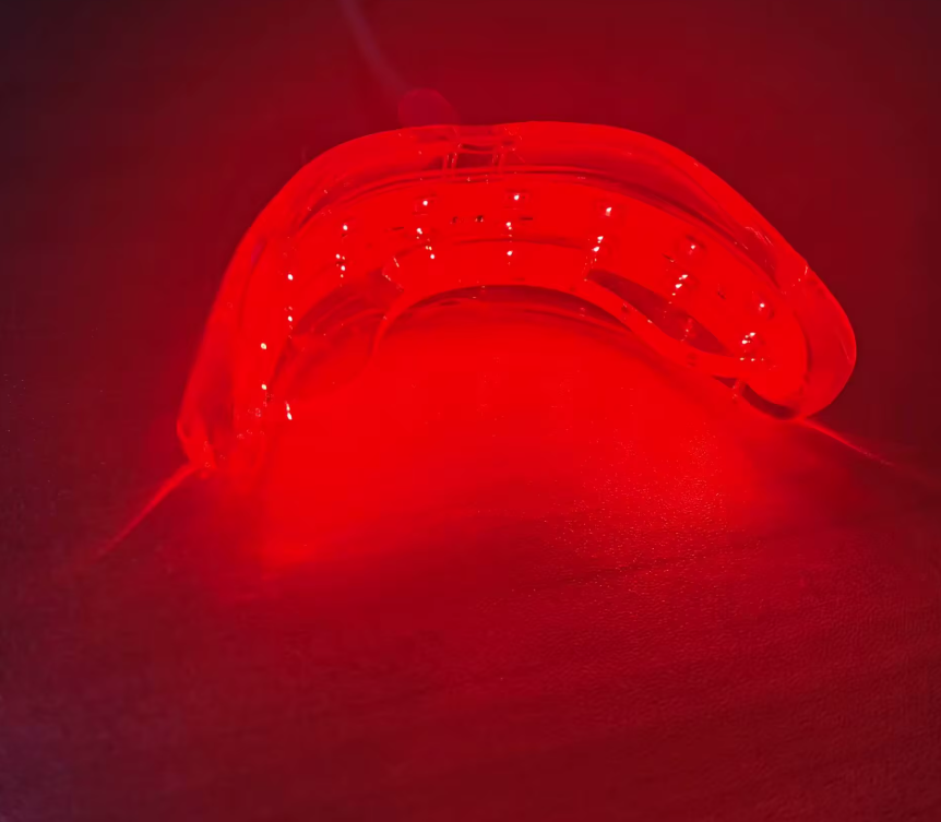 Högupplöst bild av LED-terapi enheten designad för tandköttsvård och optimal munhälsa.