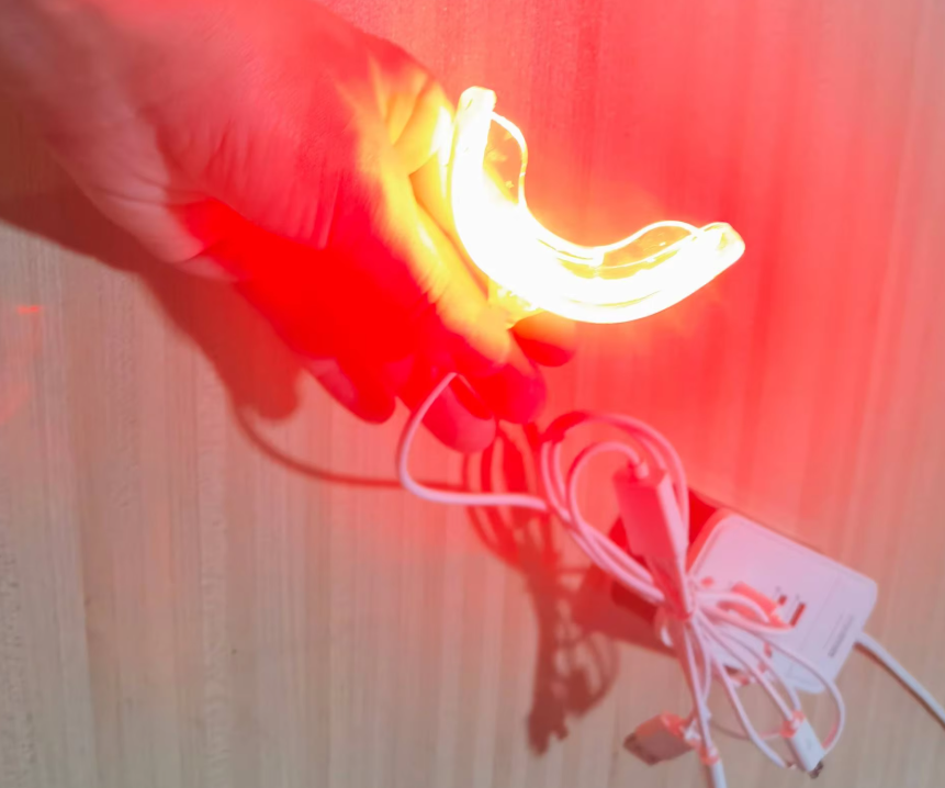 Innovativ enhet för röd ljusterapi med ergonomiskt silikonmunstycke för enkel tandköttskomfort.
