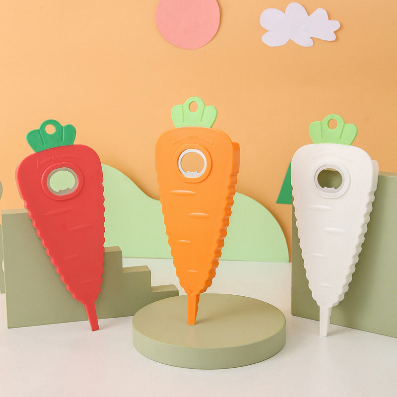 "Orange morotsformad multifunktionell flasköppnare i kök, ABS plast, robust och lekfull design för alla lockstorlekar."