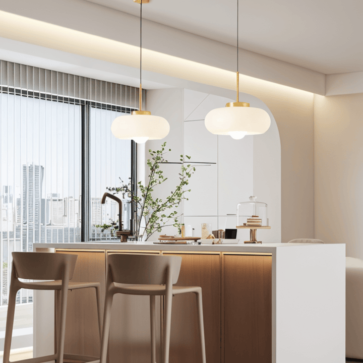 Orange & vit retro Bauhaus kupollampa, LED pendellampa. Modern inredning.