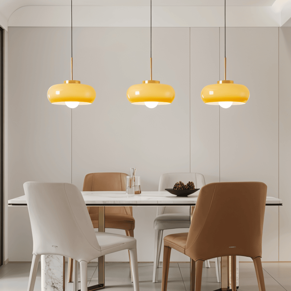 Klassisk Bauhaus stil taklampa, orange/vit LED. Perfekt för modern inredning.