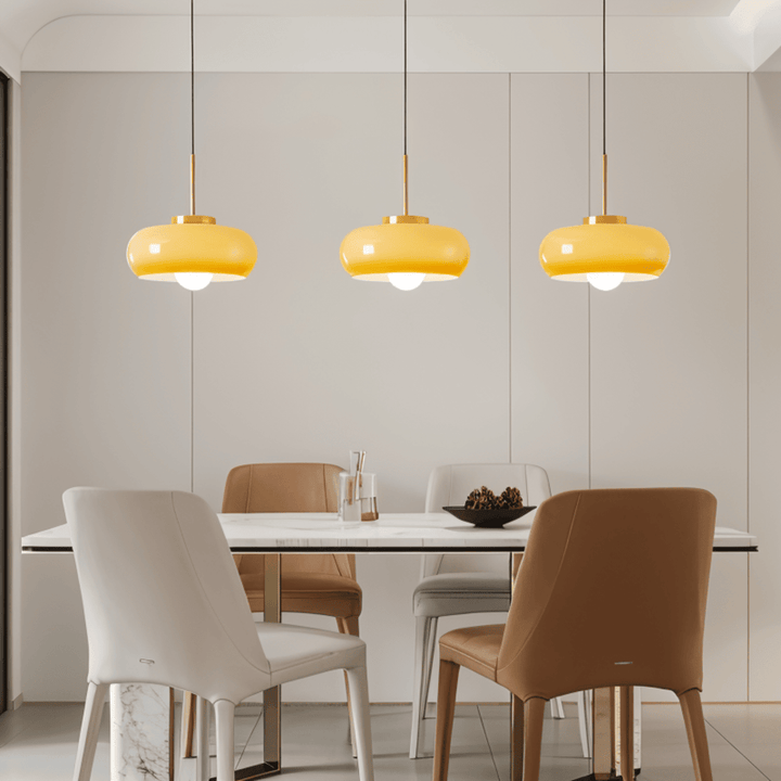 Klassisk Bauhaus stil taklampa, orange/vit LED. Perfekt för modern inredning.