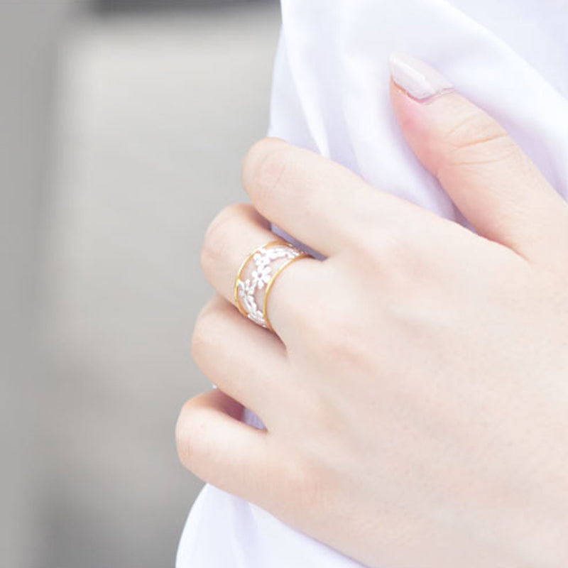 Oregelbunden ihålig tusensköna ring för kvinnor, justerbar design i legering, elegant och handgjord accessoar.