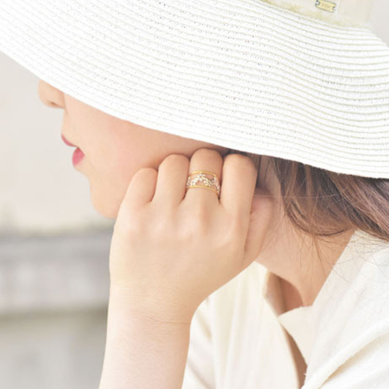 Oregelbunden ihålig tusensköna ring för kvinnor, justerbar design i legering, elegant och handgjord accessoar.