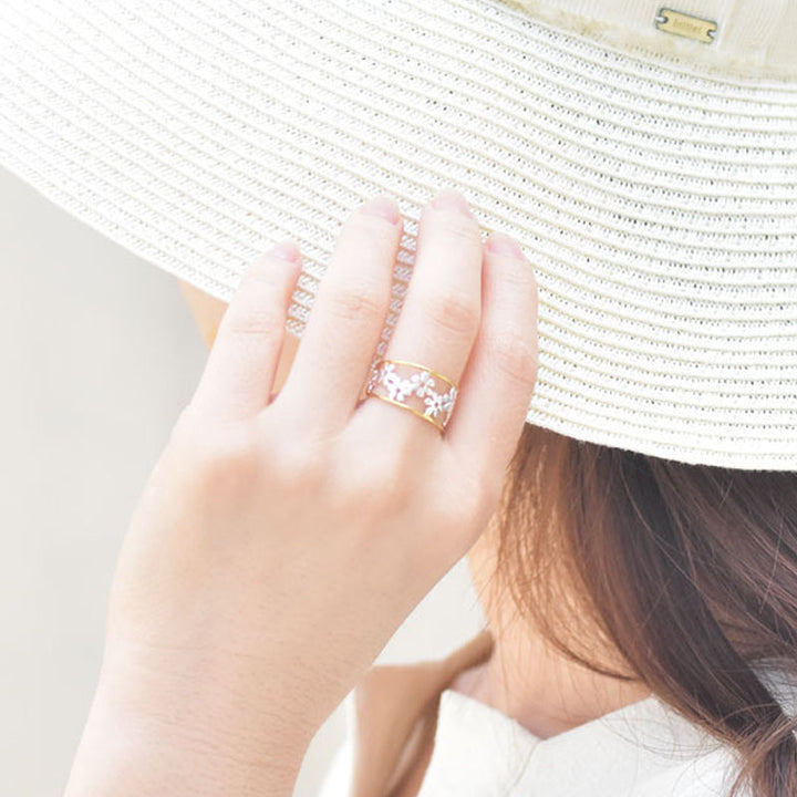 Oregelbunden ihålig tusensköna ring för kvinnor, justerbar design i legering, elegant och handgjord accessoar.
