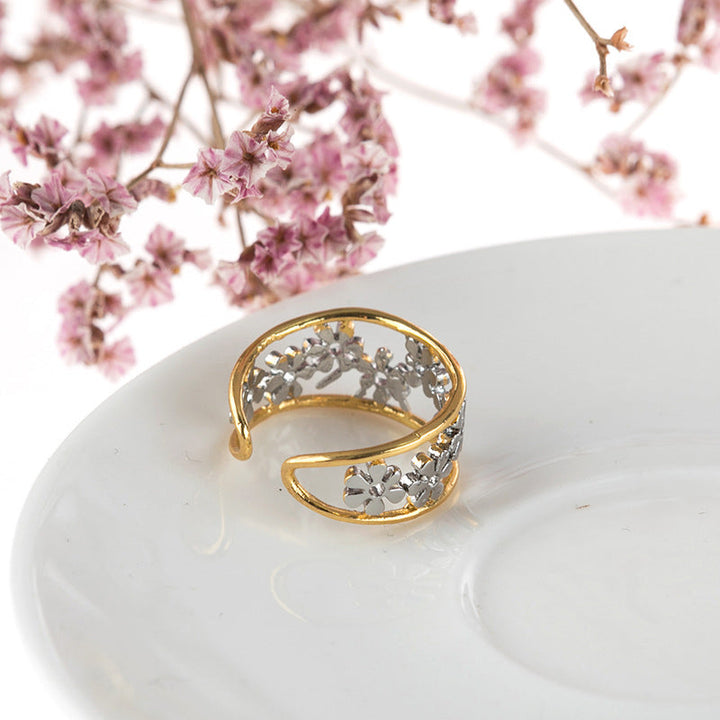 Oregelbunden ihålig tusensköna ring för kvinnor, justerbar design i legering, elegant och handgjord accessoar.