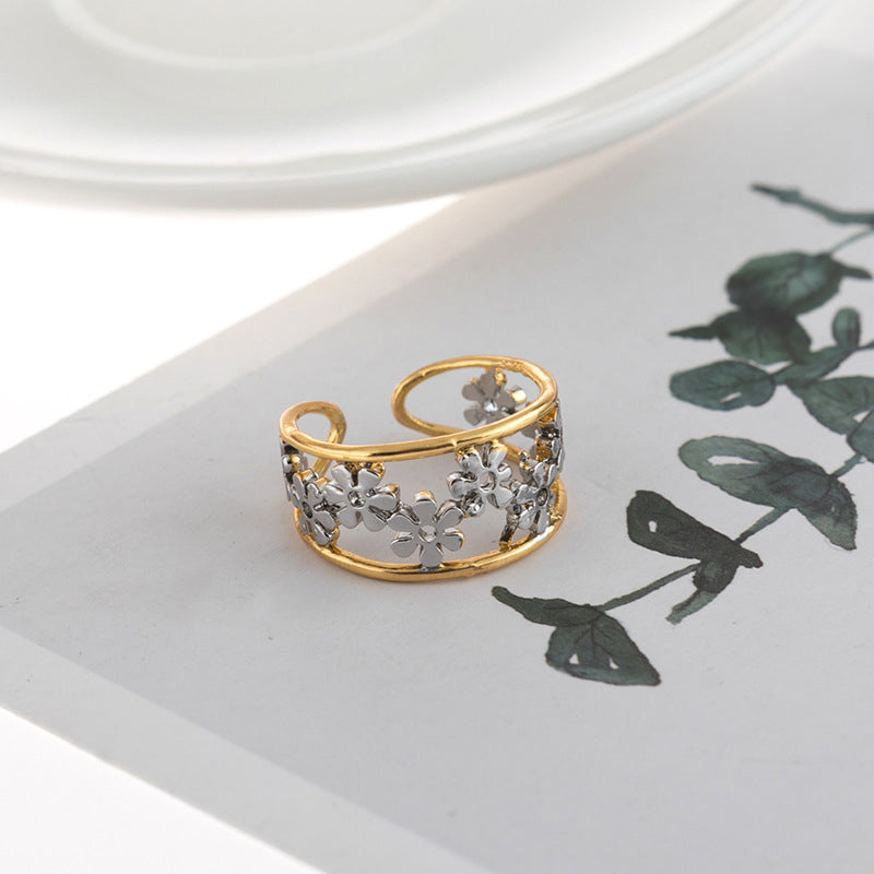 Oregelbunden ihålig tusensköna ring för kvinnor, justerbar design i legering, elegant och handgjord accessoar.