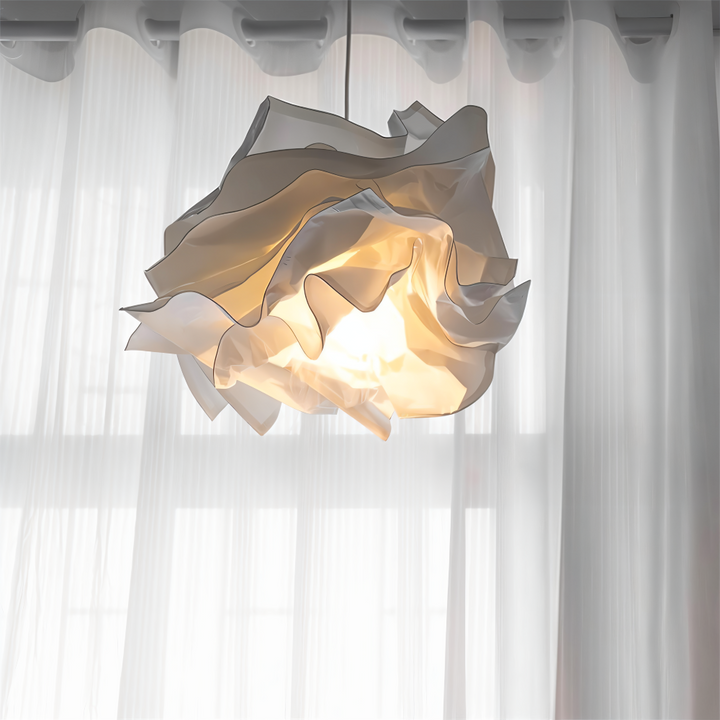 Mjukt sken från OriCloud DIY papperslampa, perfekt för vardagsrummet eller sovrummet.