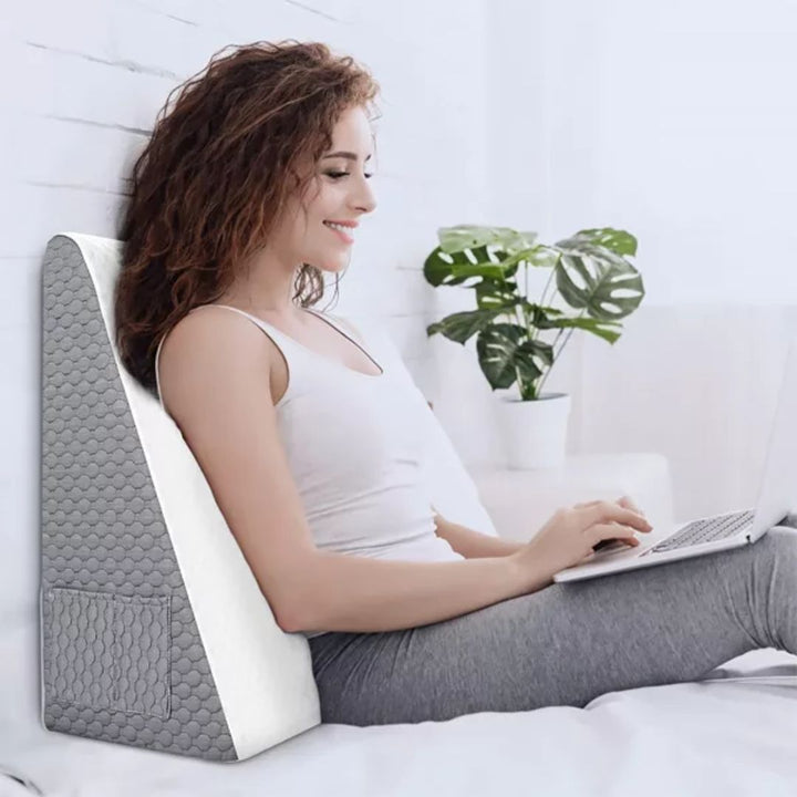 Ergonomisk kilkudde i memoryskum som snarkningskudde och refluxkudde.