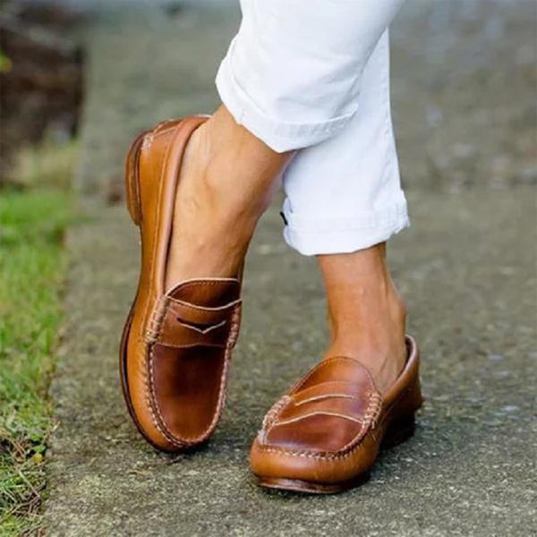 Stilrena svarta damloafers med platt sula, eleganta och bekväma, idealiska för alla tillfällen.