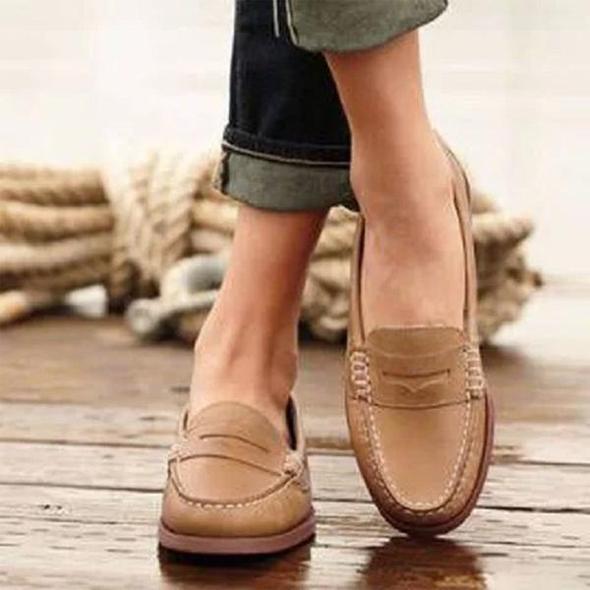 Fashionabla damloafers, stilrena svarta platta skor för kvinnor, utformade för komfort och modern stil året runt.