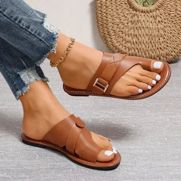 Ortopediska damsandaler för hallux valgus. Smärtfri komfort med ergonomiskt fotstöd.