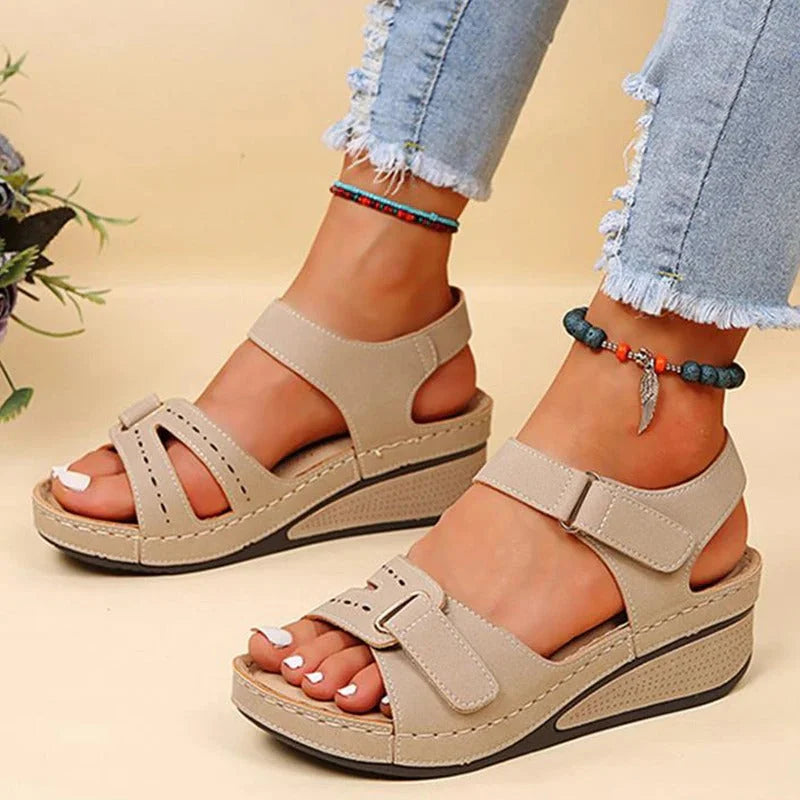 Bekväma sommarsandaler med justerbara remmar för perfekt passform och ergonomiskt fotstöd.