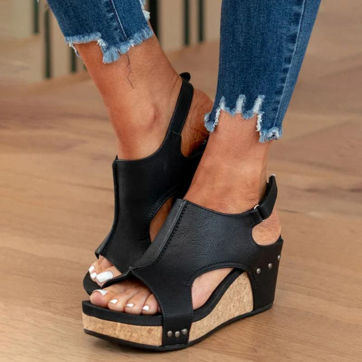 Stilrena komfortsandaler med fotvalvsstöd och modern design. Funktionella vardagsskor för kvinnor.