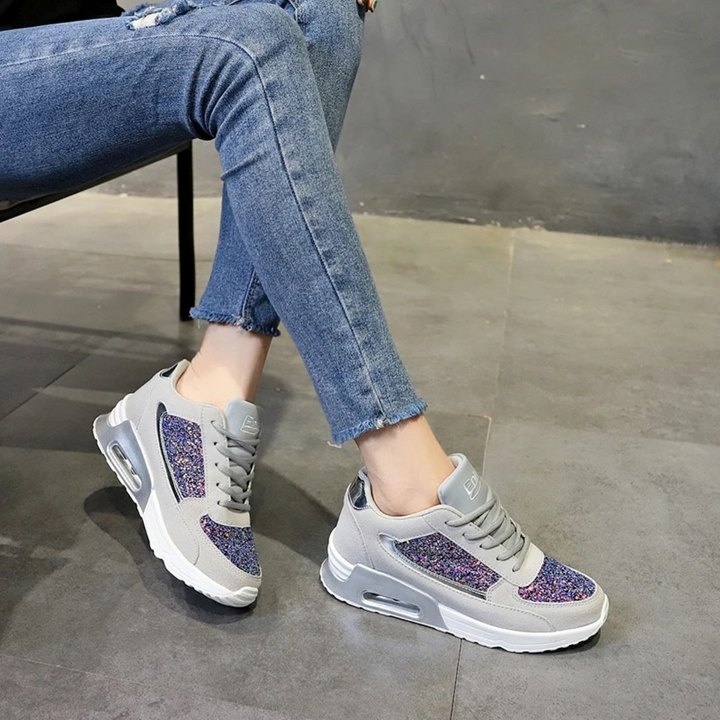 Trendiga silversneakers för dam, höga med ortopedisk komfort. Idealiska vardagsskor.