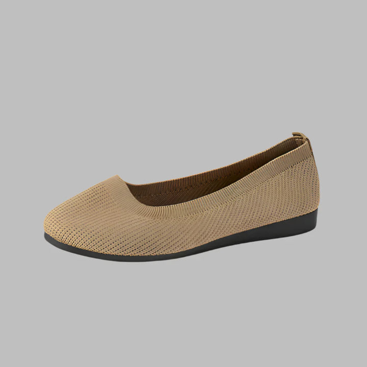 Framifrån: Bekväma sommarskor för kvinnor. Ortopediska slip-on skor med rymlig tåbox.