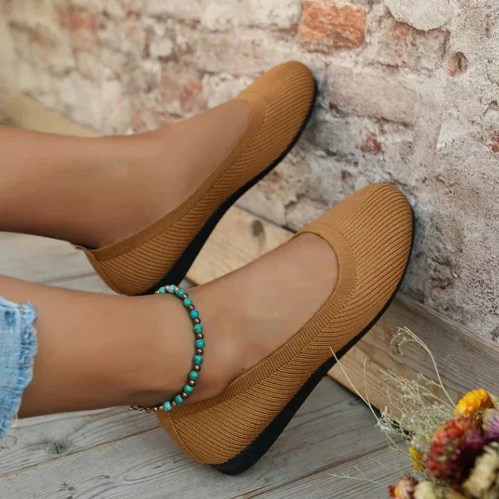 Sidovy av ortopediska sommarskor. Lätta slip-on damskor för promenader och vardag.