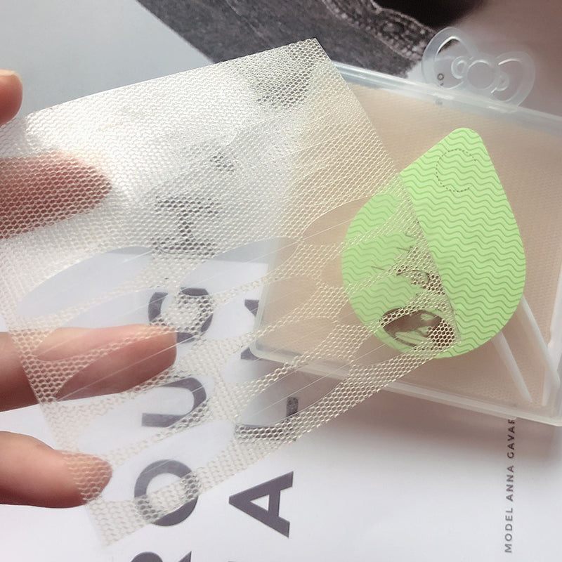 "Osynliga dubbla ögonlocksremsor lyfter ögonlocken med diskret och transparent design för naturlig och ungdomlig look."