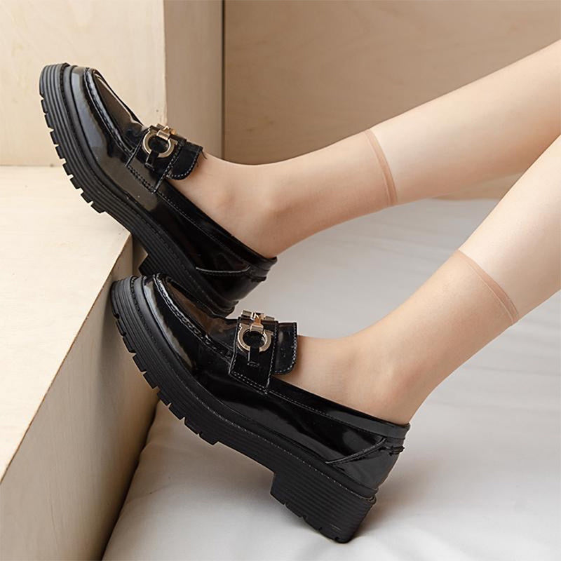 "Osynliga halkfria korta strumpor, designade för säkerhet med gummiprickar, unisex, i svart, beige, brun, grå."