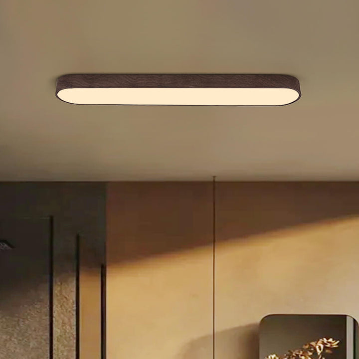 Oval LED taklampa i modern nordisk design med subtil träkant. Passar för alla rum.