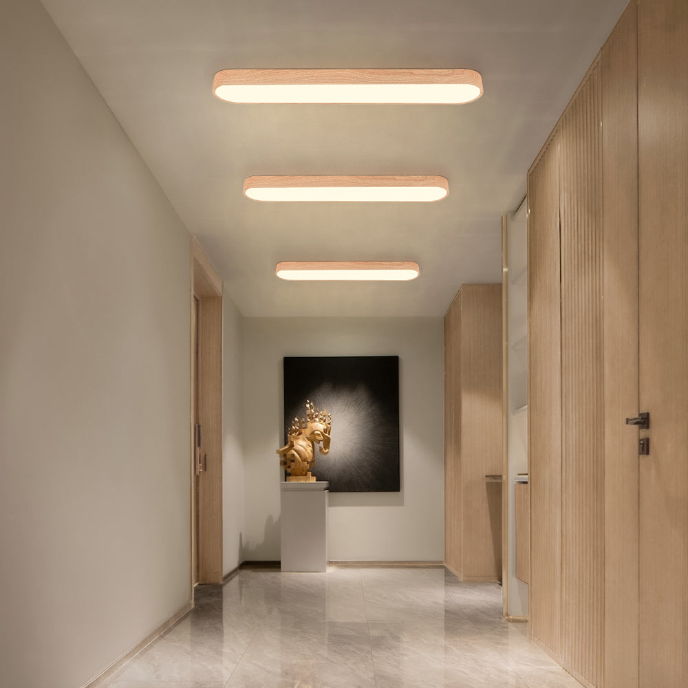 Nordisk oval LED takbelysning med vacker träfinish, ger varmt ljus till ditt hem.